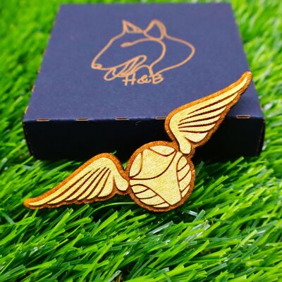 Harry Potter Goldener Schnatz Bunter Holzmagnet • Zauberer Kühlschrankdekor • Magisches fliegendes Ballornament • Geschenk für Potterhead • Quidditch Holzmagnet • Fan-Art-Dekoration
