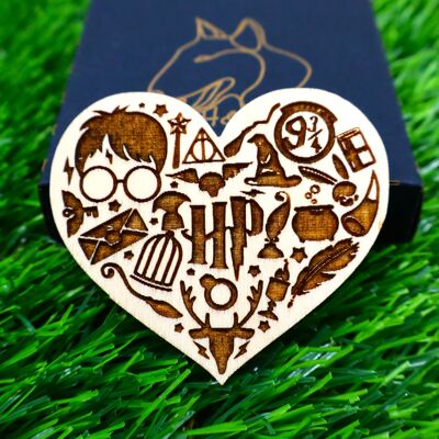 Harry Potter Herzförmiger Holzmagnet • Gravierte Zauberersymbole • Hogwarts Magisches Kühlschrankdekor • Geschenk für Potterhead • Hexerei-Holzmagnet • Magische Fan-Kunst