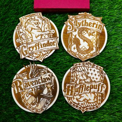 Ensemble de sous-verres Harry Potter • Logos de maisons en bois gravés • Décor Gryffondor Serpentard Serdaigle Poufsouffle • Dessous de verre de sorcier découpés au laser • Cadeau pour fan de magie • Décor HP rustique