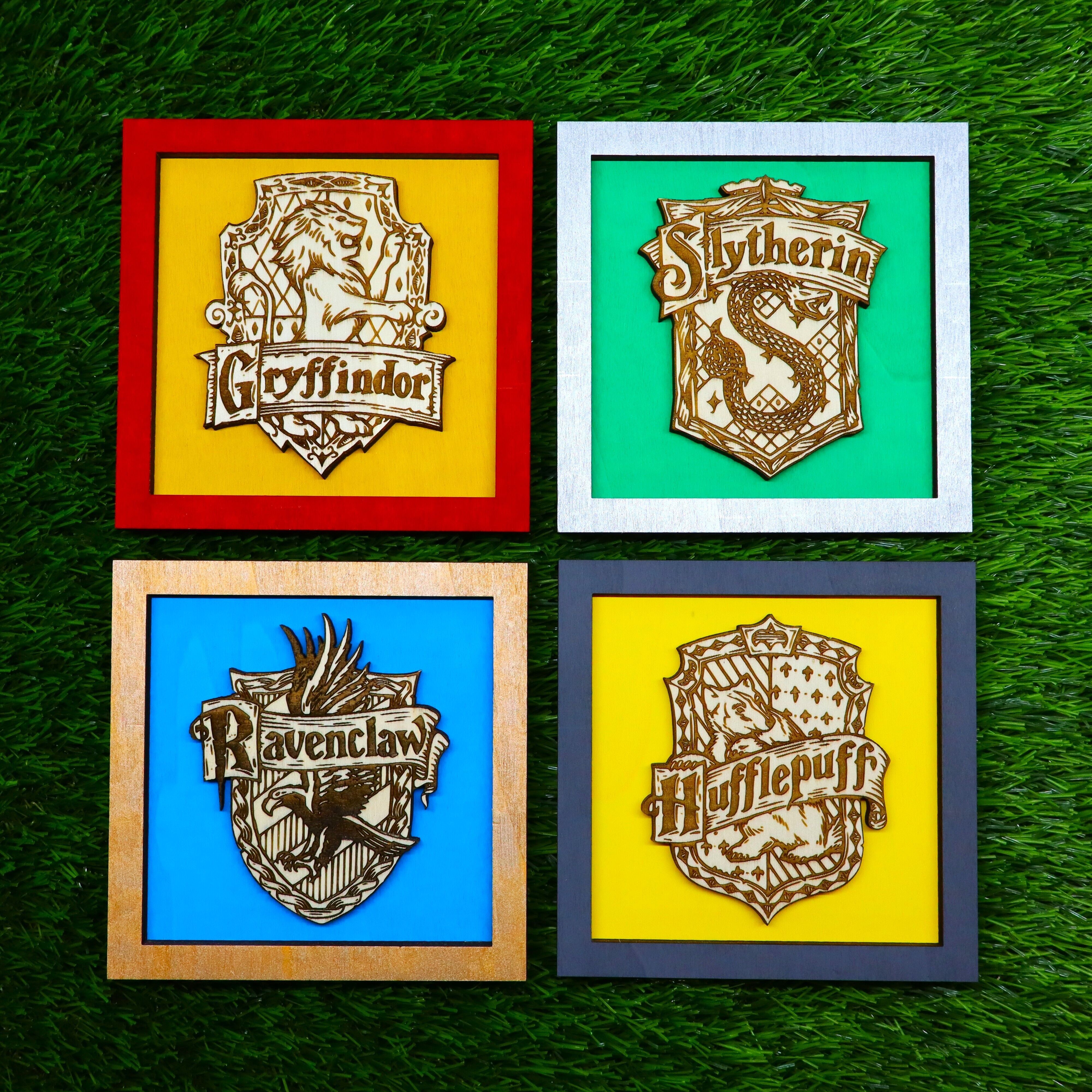 Juego de arte de pared de Harry Potter • Placas de madera con escudos de casas en 3D • Decoración de Gryffindor, Slytherin, Ravenclaw y Hufflepuff • Letreros enmarcados de colores • Regalo para el hogar del mago