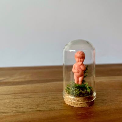 Tiny Friend, bambola kitsch in miniatura con cupola di vetro