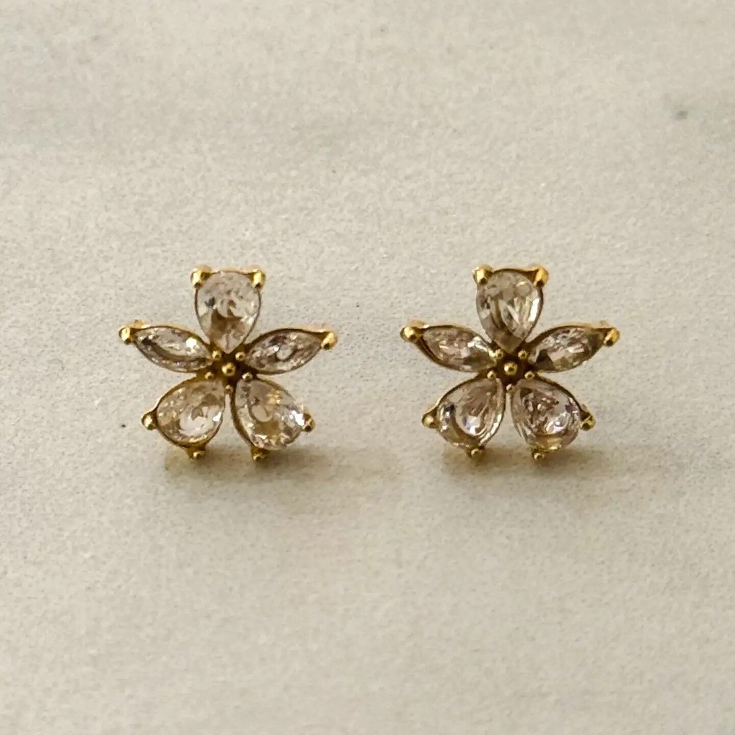 Minimalistische florale Ohrstecker mit weißem Zirkonia