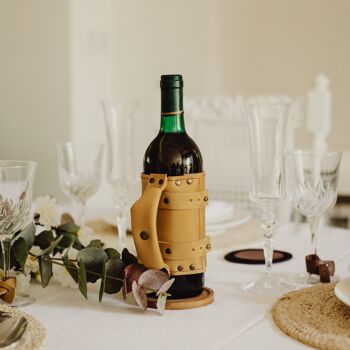 Porte-bouteille de vin Opplav Porte-bouteille en cuir. Adaptable à différentes largeurs de bouteilles et personnalisable.(Moutarde) 2