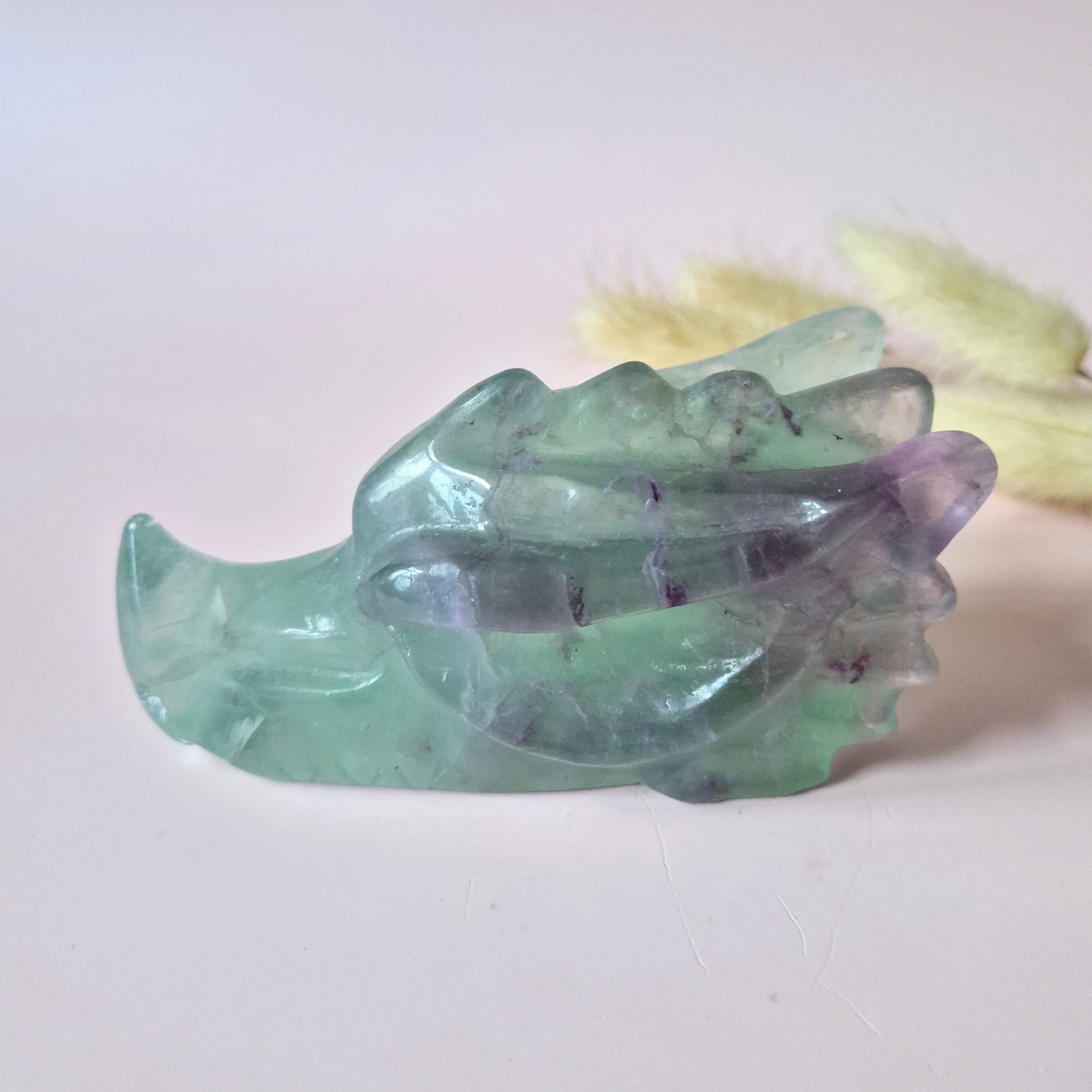 XL Gemstone Candy Fluorite Dragon Skull – Vert doux avec détails violets | 10,5 cm | 400g