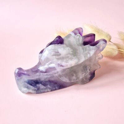 Teschio di drago in fluorite caramellata con pietre preziose XL – Verde fiocco di neve/Bianco/Viola – 400 g | 10,5 centimetri