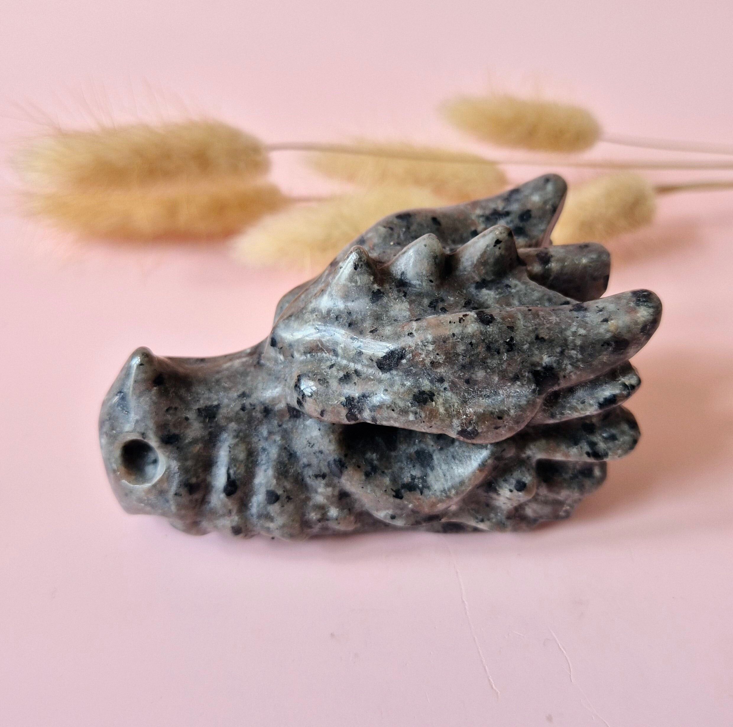 Crâne de dragon en yooperlite sculpté – 8 cm – Ardent et mystérieux