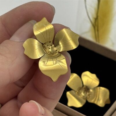 Orecchino a perno - Fiore grande in fiore - Ottone naturale