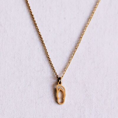 Collar fino con dije de chancla - dorado