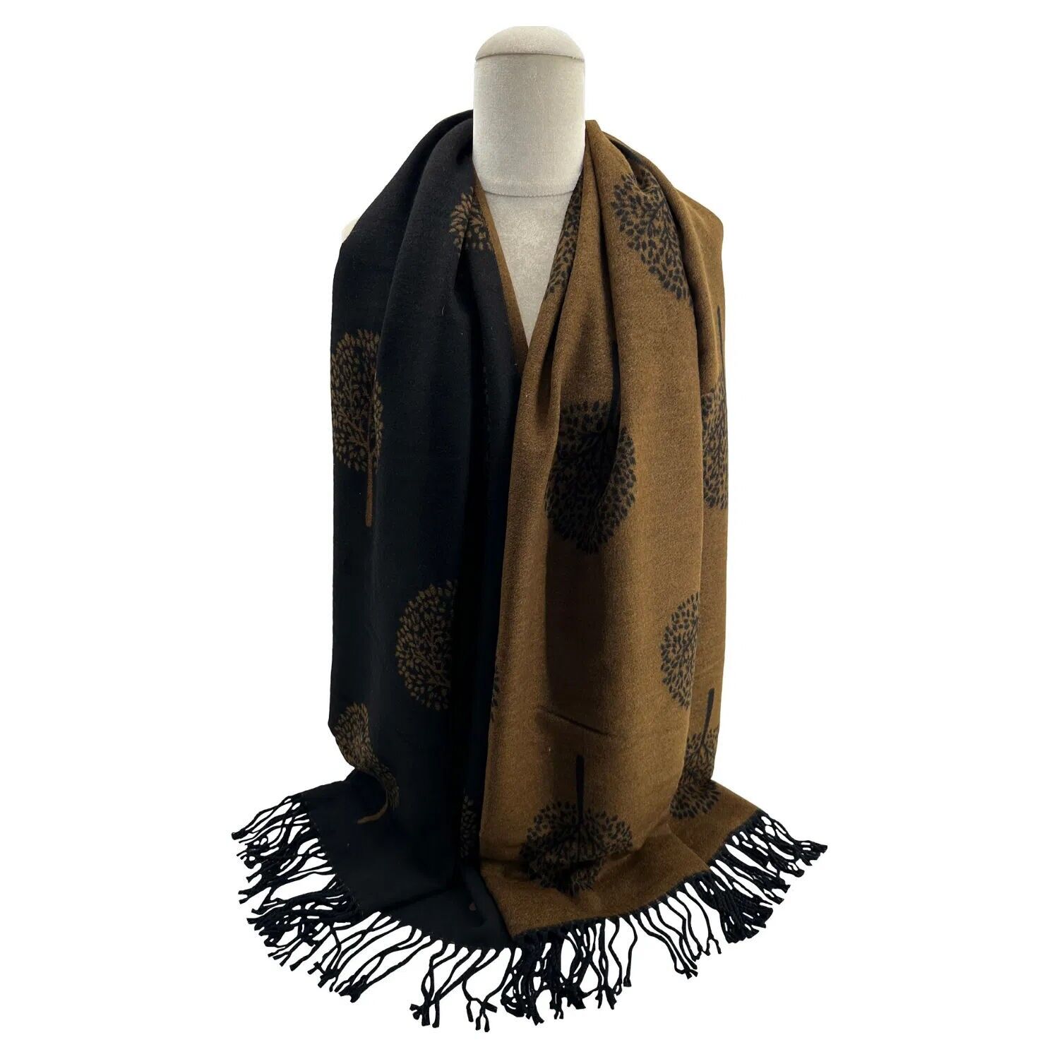 Bufanda negra con borlas de árbol