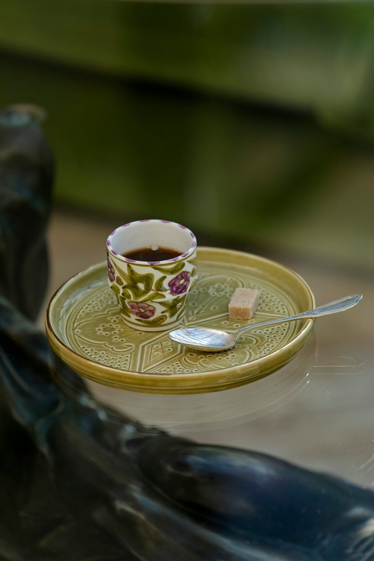 Piatti rotondi decorativi in rilievo kaki goud “Zahra”