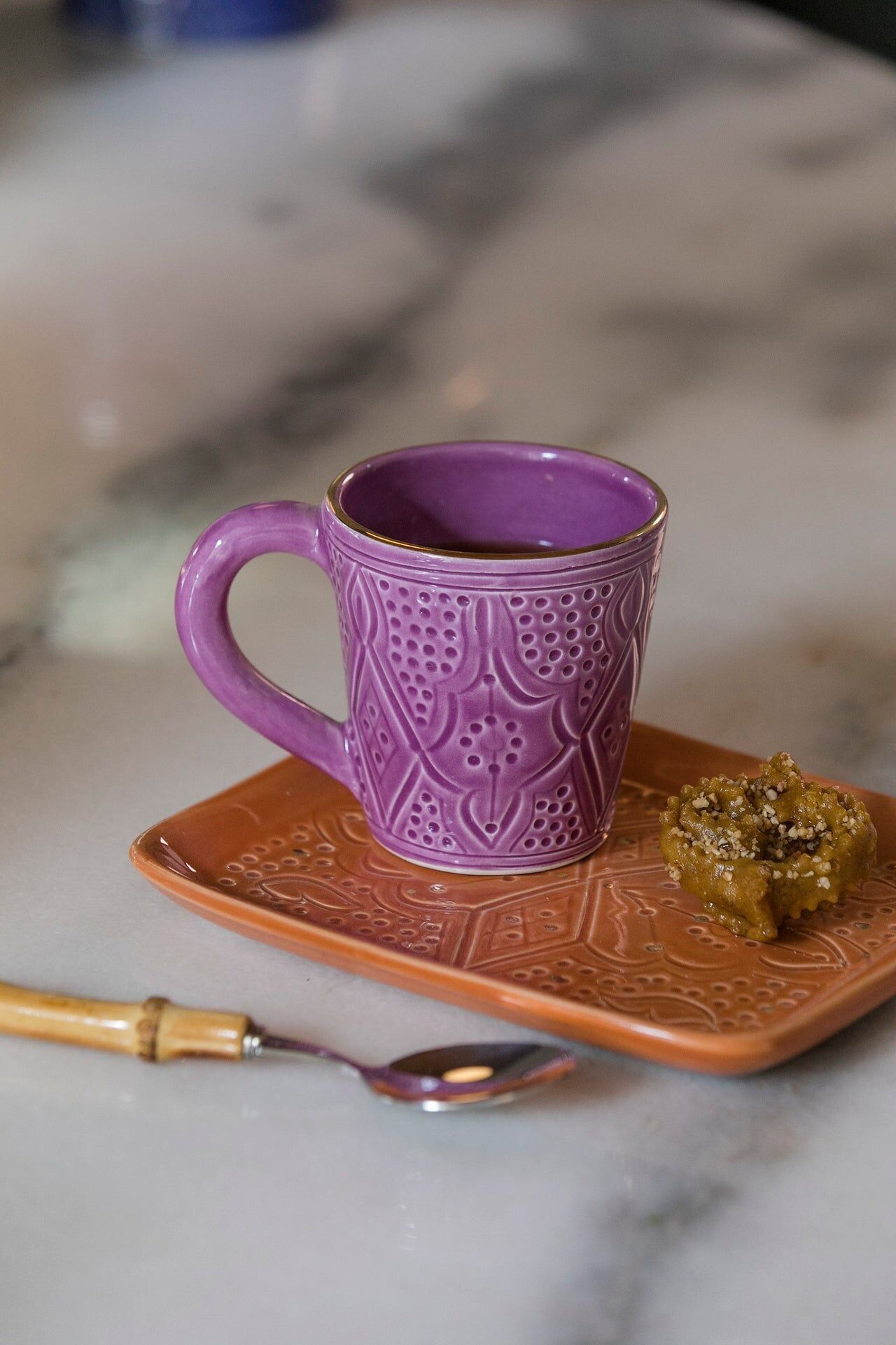 Petit mok reliëf ceramica goud lilas “Noura”