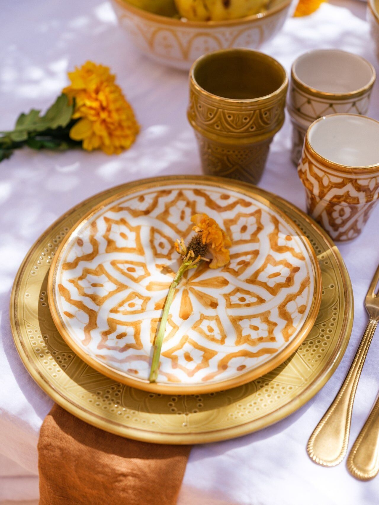 Assiette di presentazione in rilievo kaki goud “Malika”