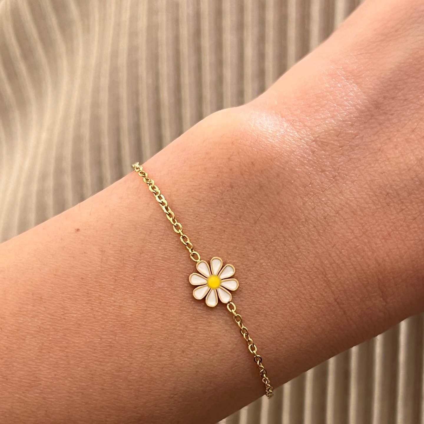 Minimalistisches Gänseblümchen-Armband