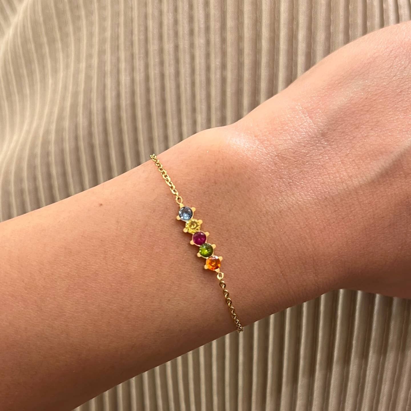 Five Diamonds Minimal Armband mit mehrfarbigen Zirkonia