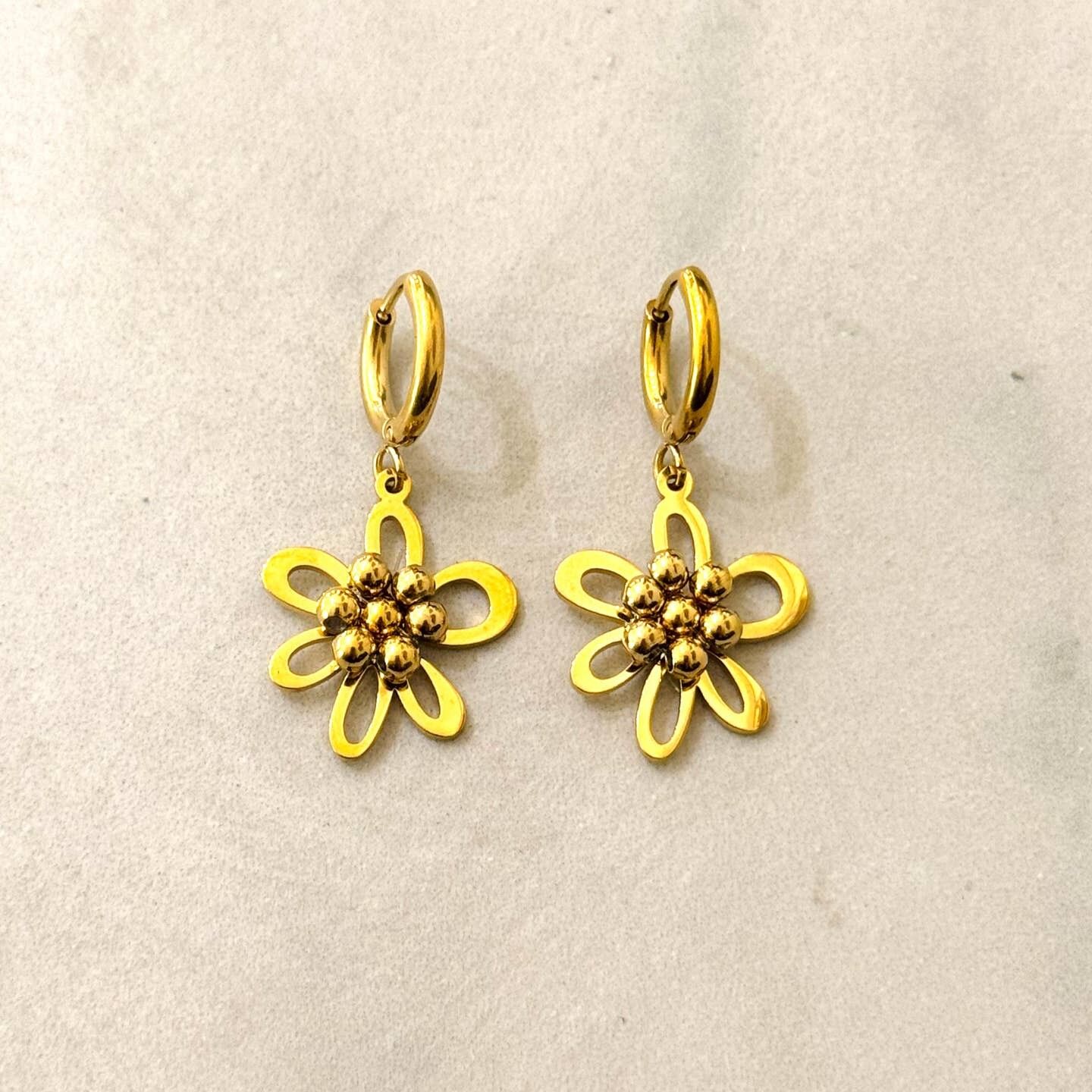 Minimalistische florale wasserfeste Ohrringe