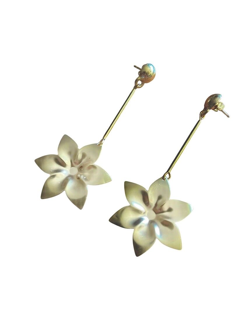 Langer Blumen- und Rohrohrring aus vergoldetem Messing