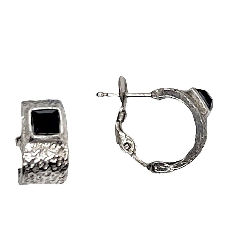 Orecchino a cerchio in argento 10µ con SW 4x4 nero