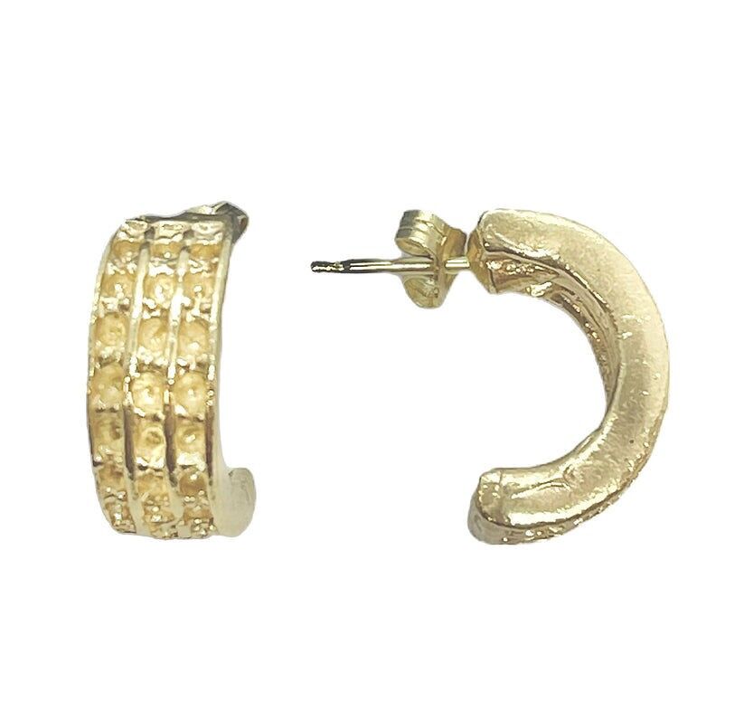 Orecchino a mezzo cerchio con pois in oro