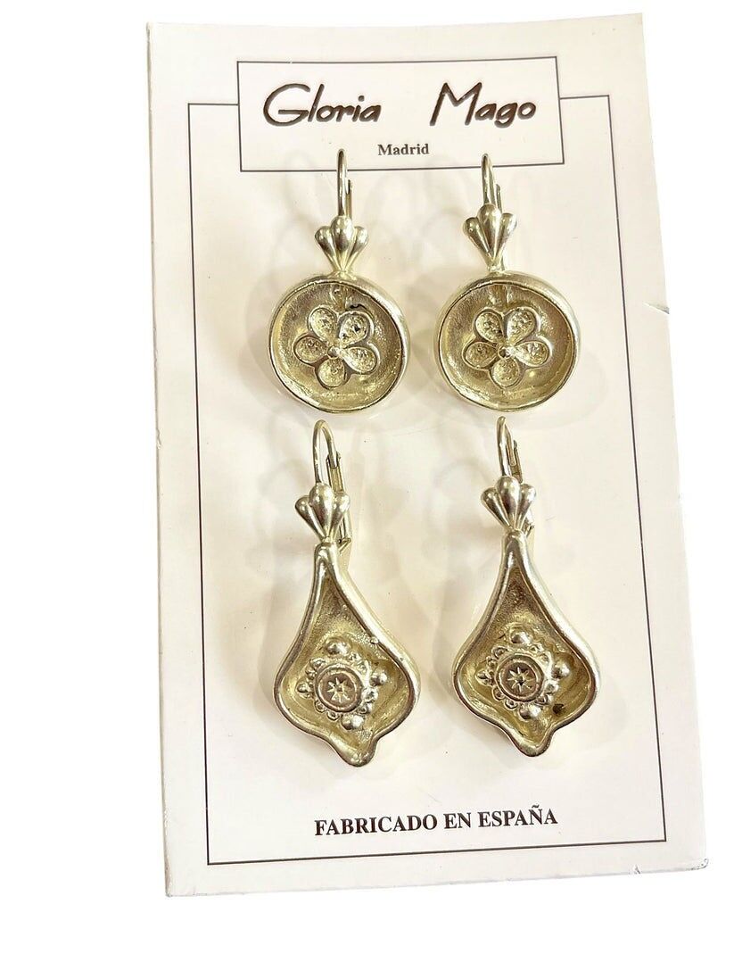 Packung mit goldenen Sleeper-Ohrringen. Rund und Tropfen