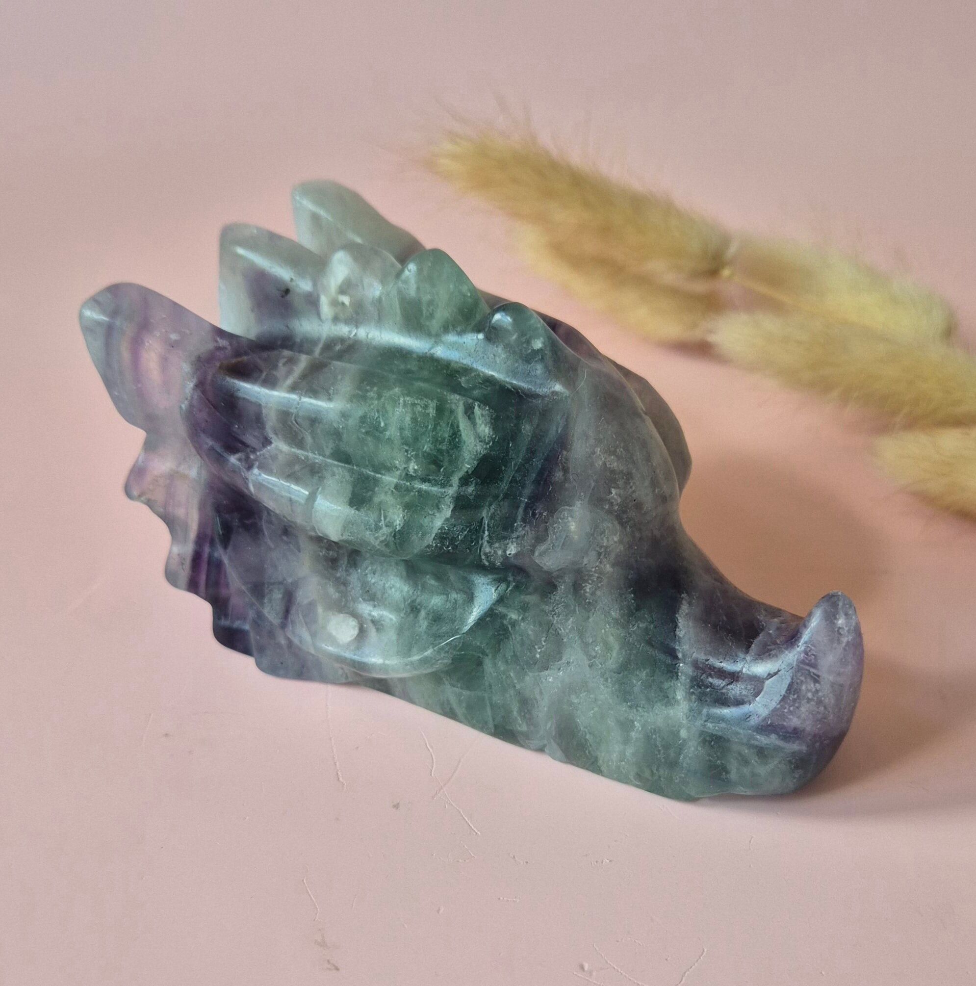 XL Gemstone Candy Fluorite Dragon Skull – Flocon de neige vert/blanc/violet #7 – 382 g | 10,5 cm (copie)