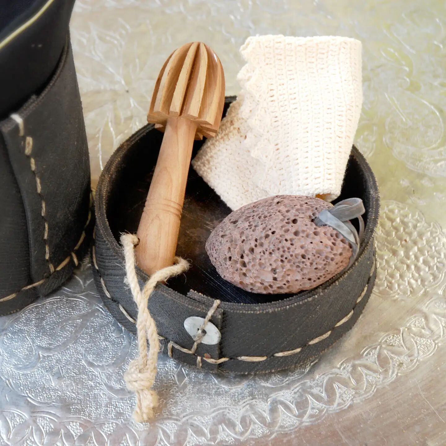 Pocket emptier or soap dish made from recycled tires