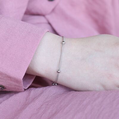 Pulsera de hilo fino con dije de cuentas de bola