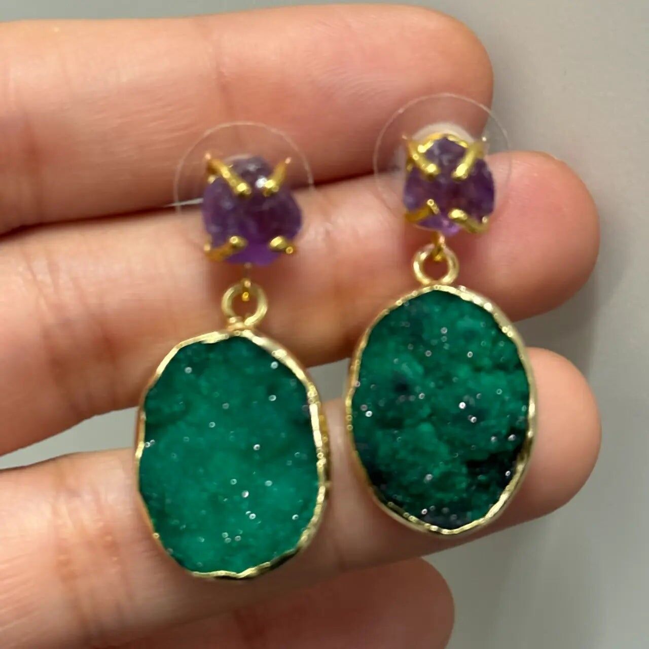 Orecchini con ruvido viola cipria e druse verdi