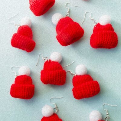 Pendientes con gorro de pompón rojo