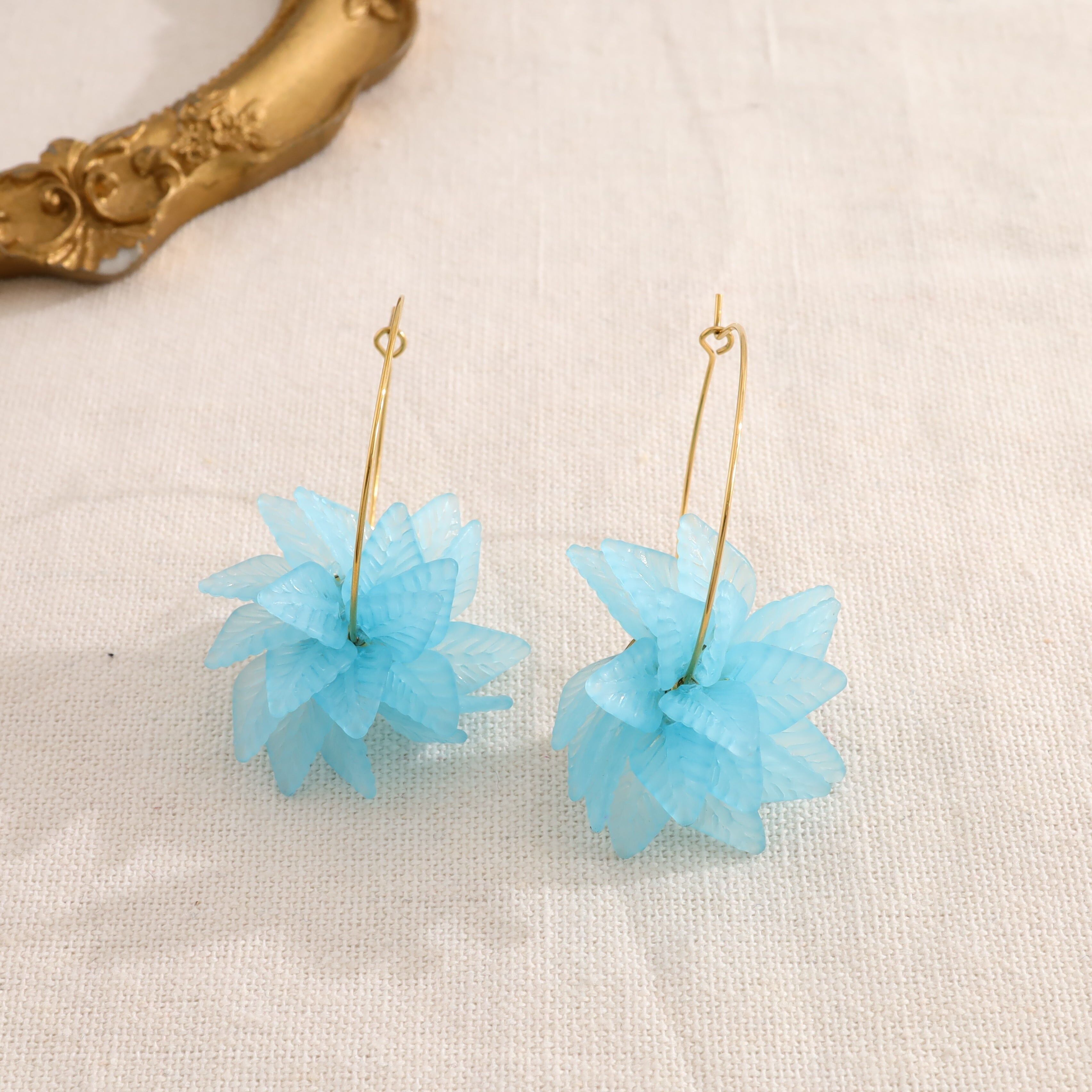 Orecchini a cerchio sottili con fiori blu