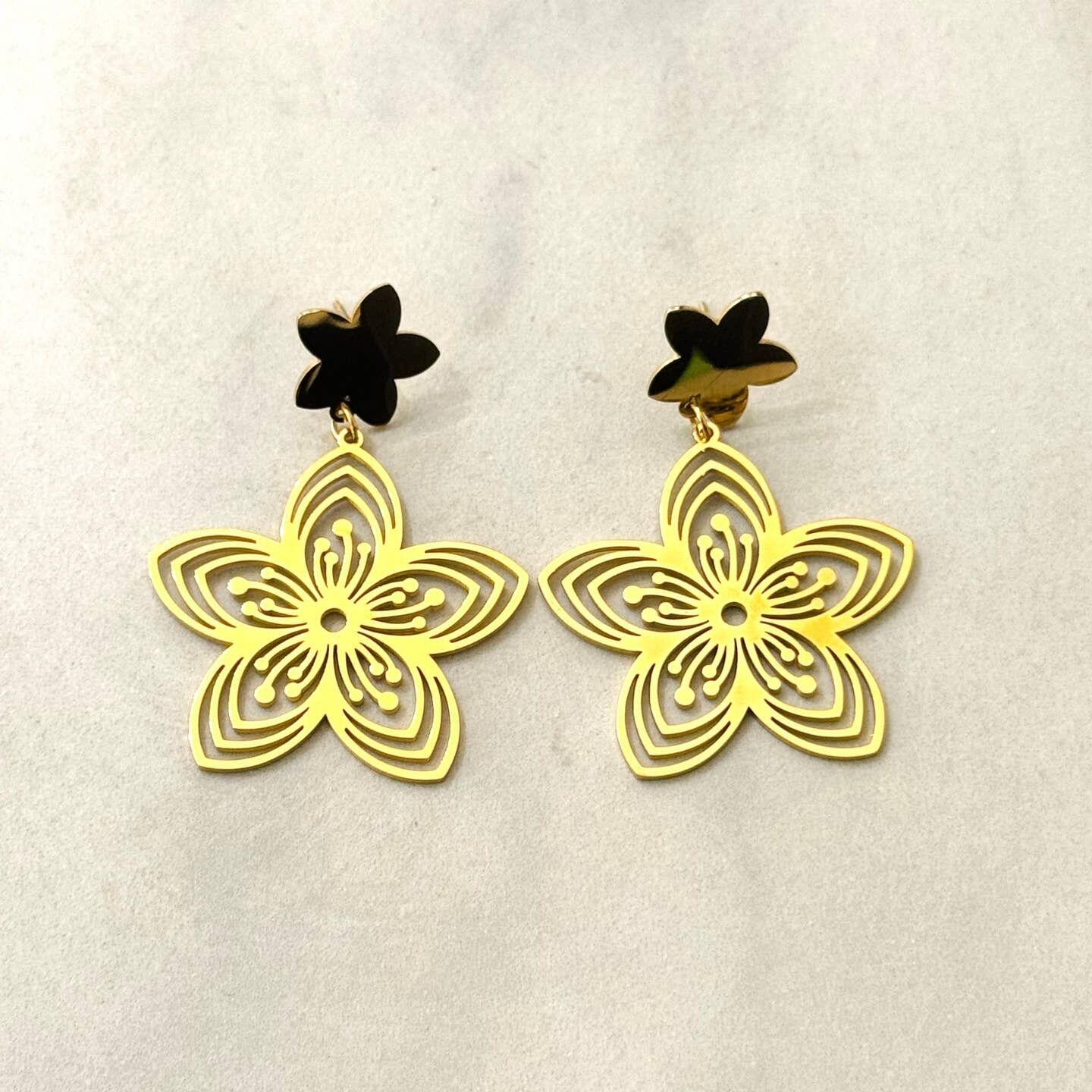 Goldene Sakura-Ohrhänger