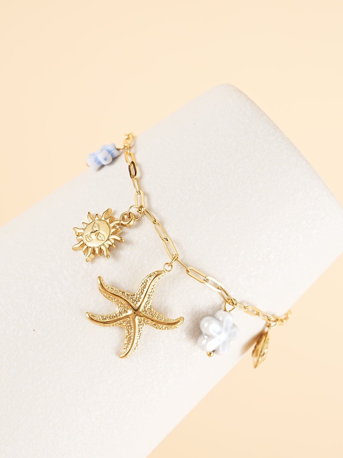 Bracciale a catena in oro con ciondoli a forma di mare e fiori