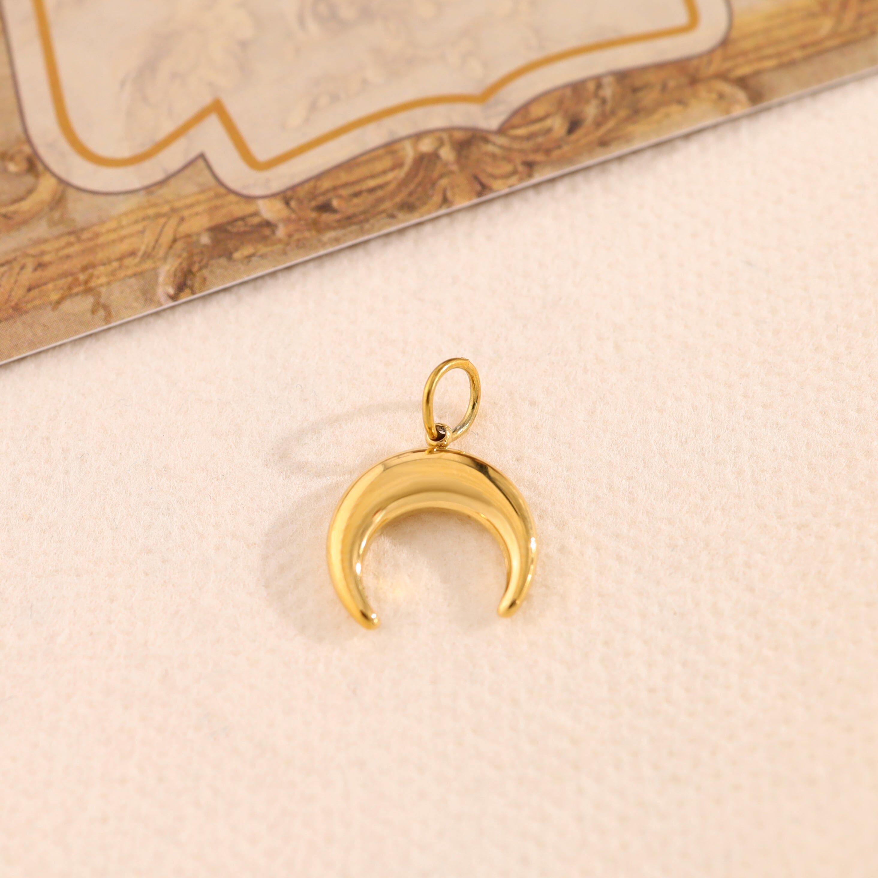 Set di 3 pendenti dorati a forma di luna curva