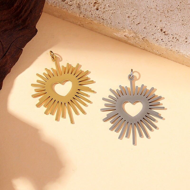 Set di 3 ciondoli a forma di cuore con linee argentate