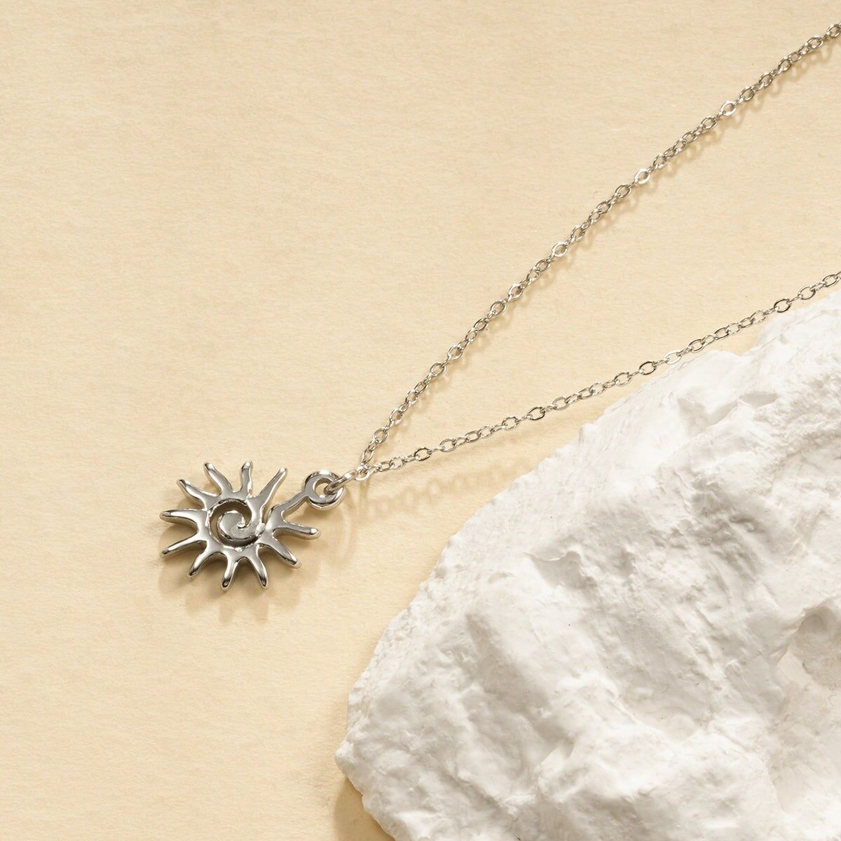 Collana semplice a catena in argento con ciondolo a forma di sole a spirale