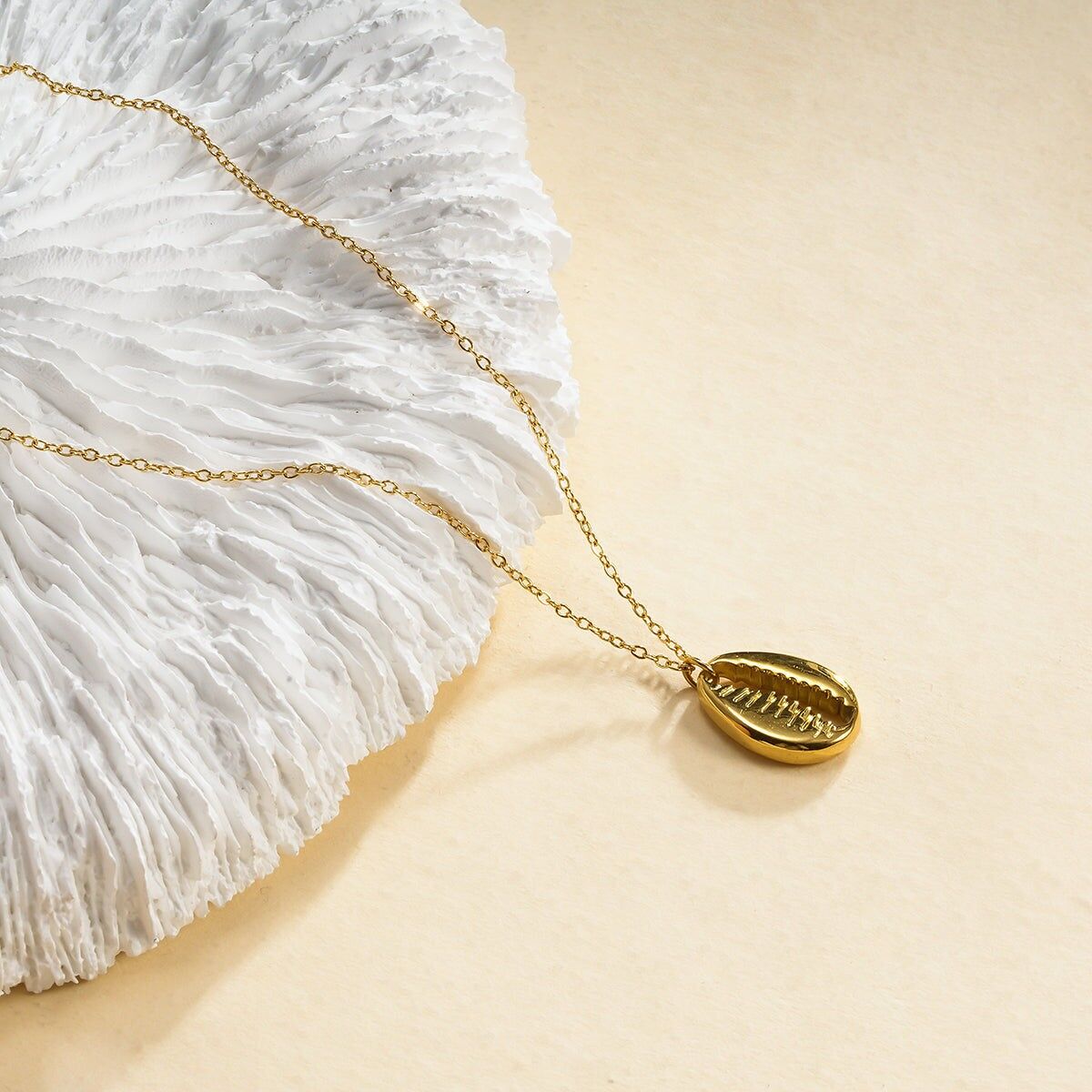 Collana semplice con catena in oro e ciondolo a conchiglia