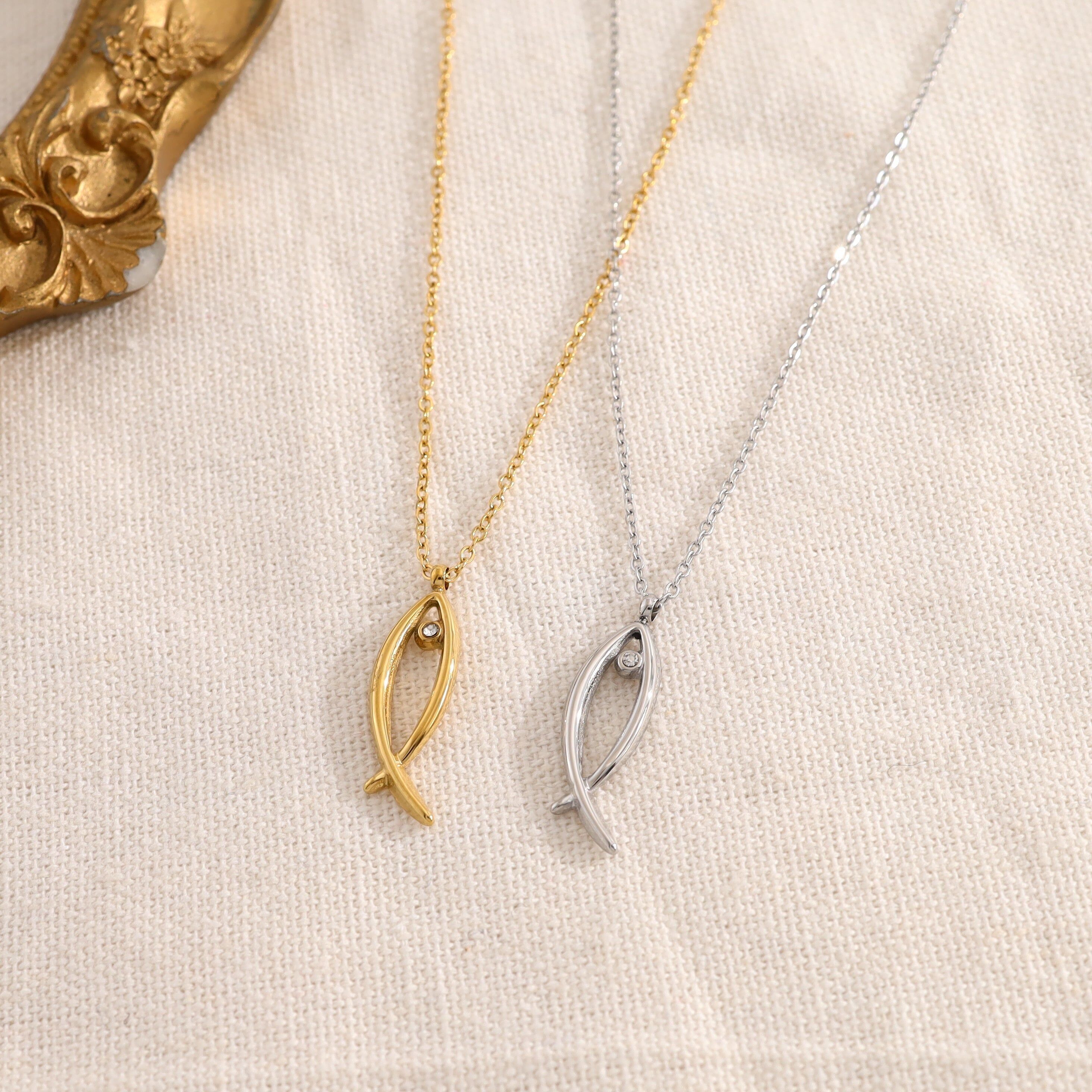 Collana a catena in argento con ciondolo a forma di pesce