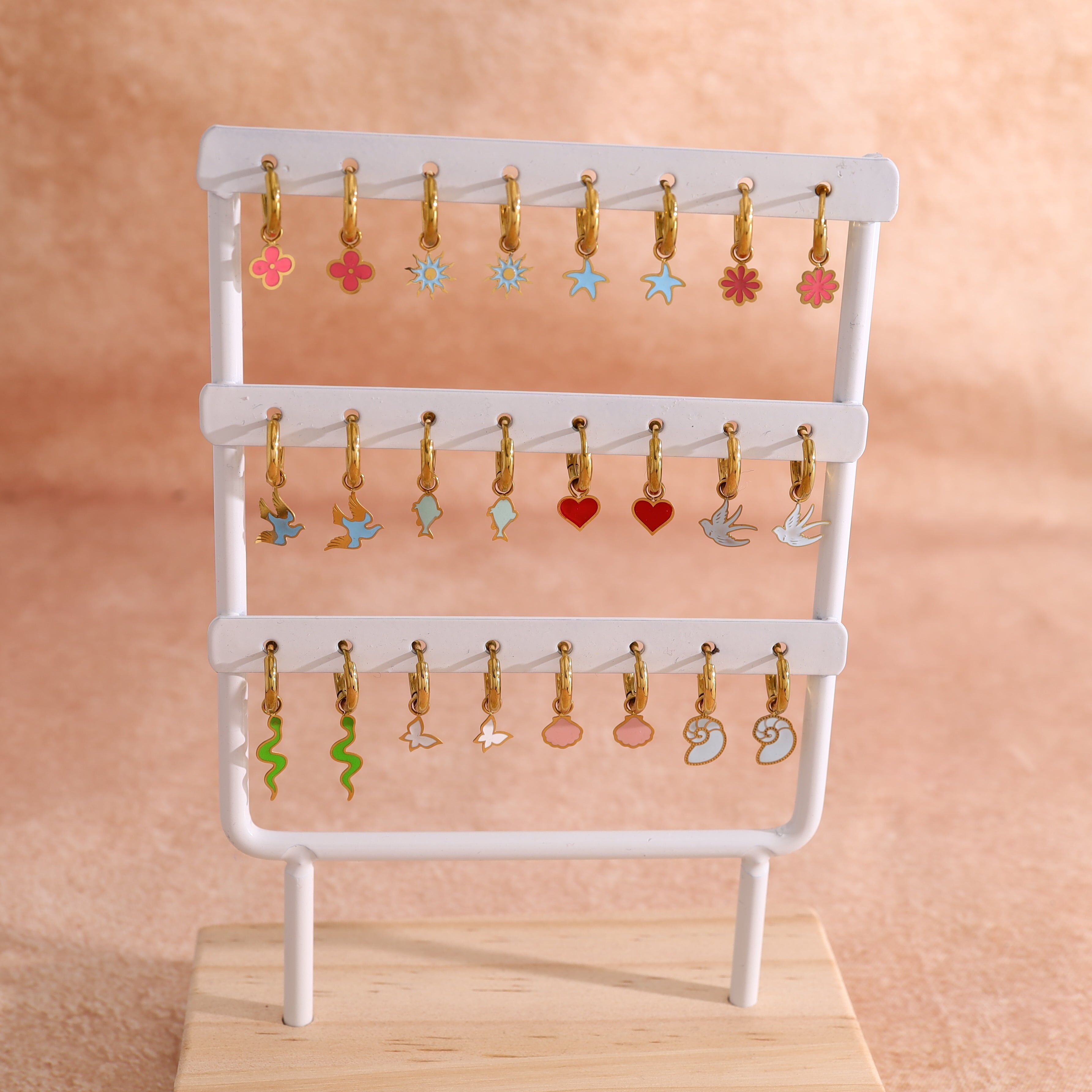 Set di 12 mini orecchini a cerchio con pendenti colorati in mostra