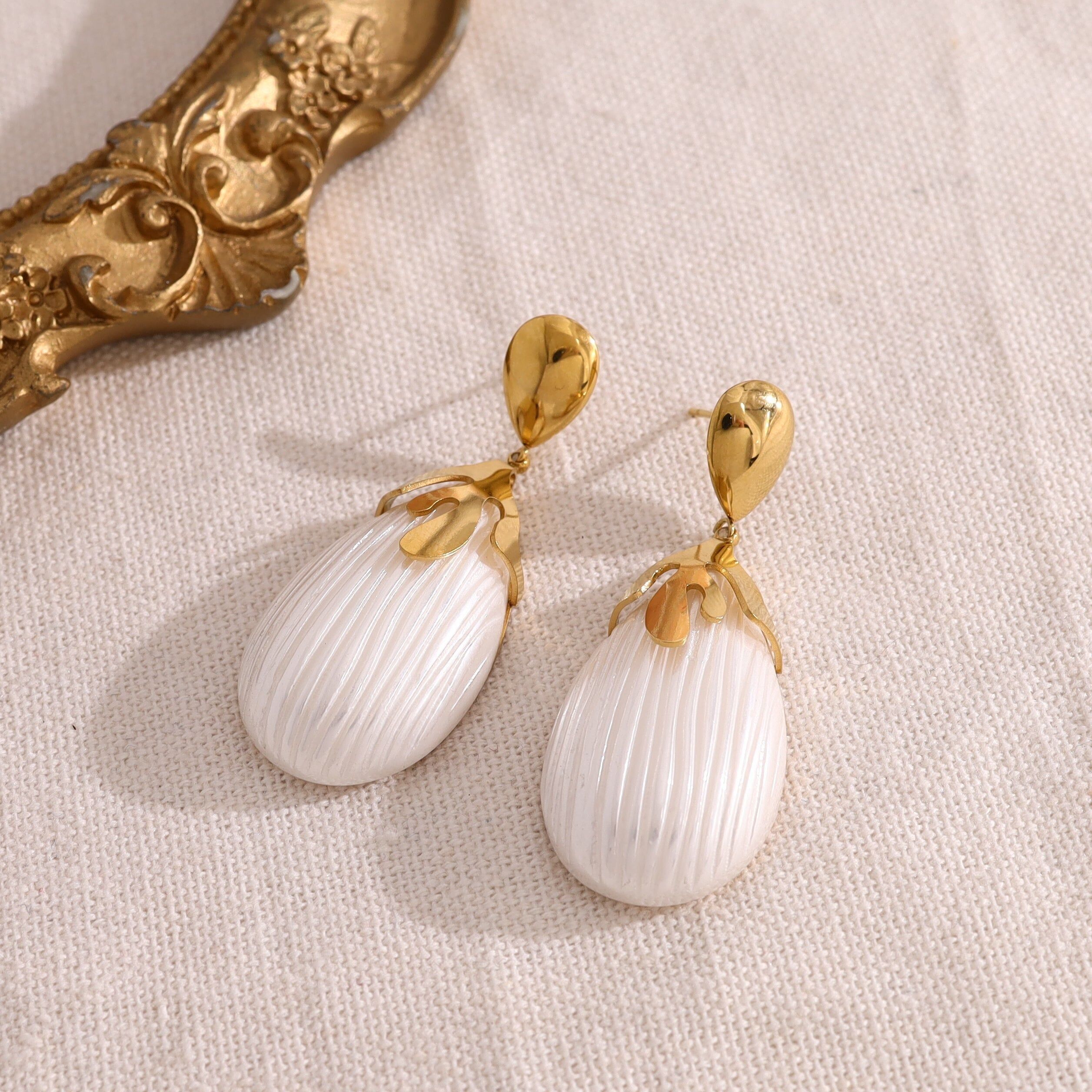 Boucles d'oreilles dorées pendantes avec nacre reconstituée