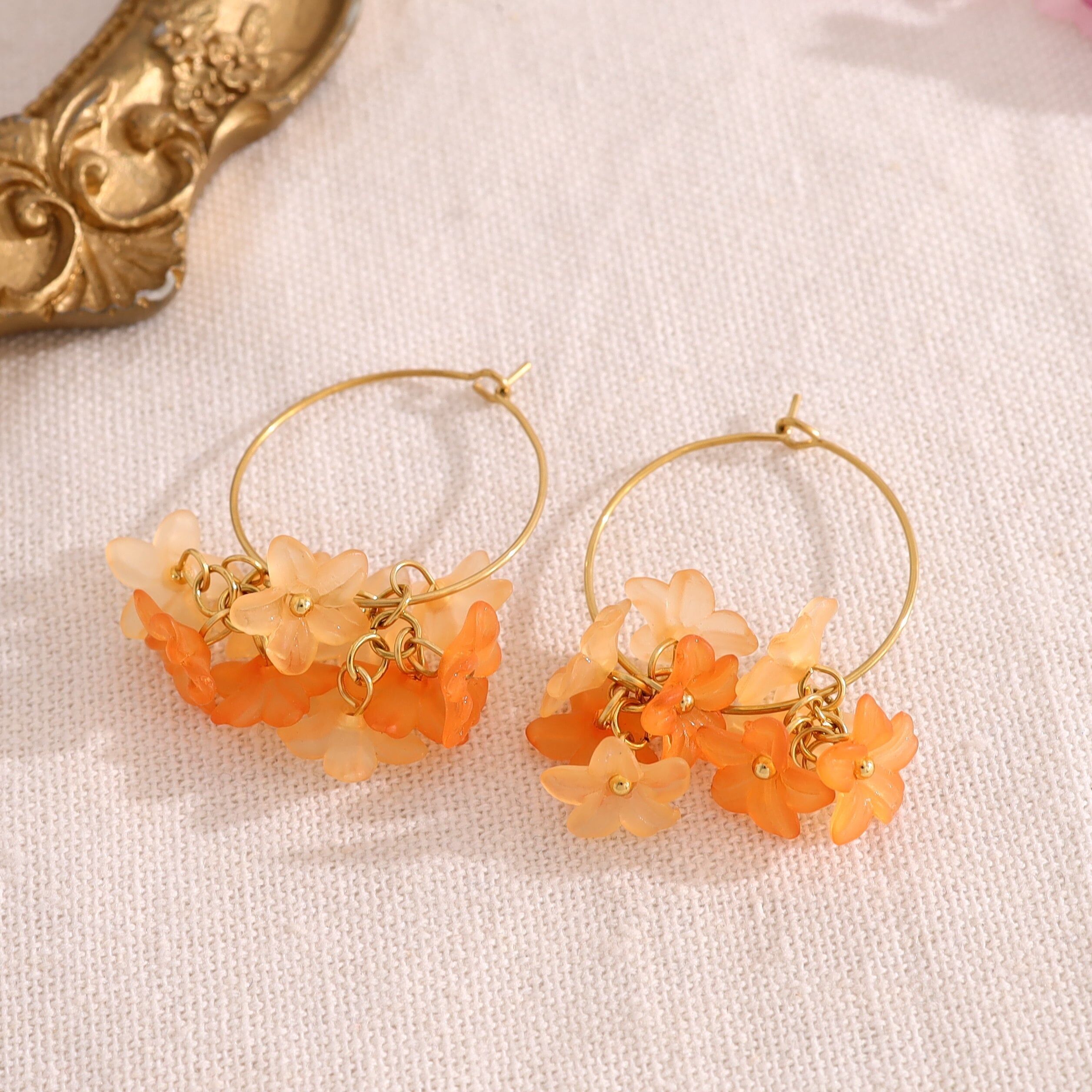 Orecchini a cerchio sottili con fiori arancioni