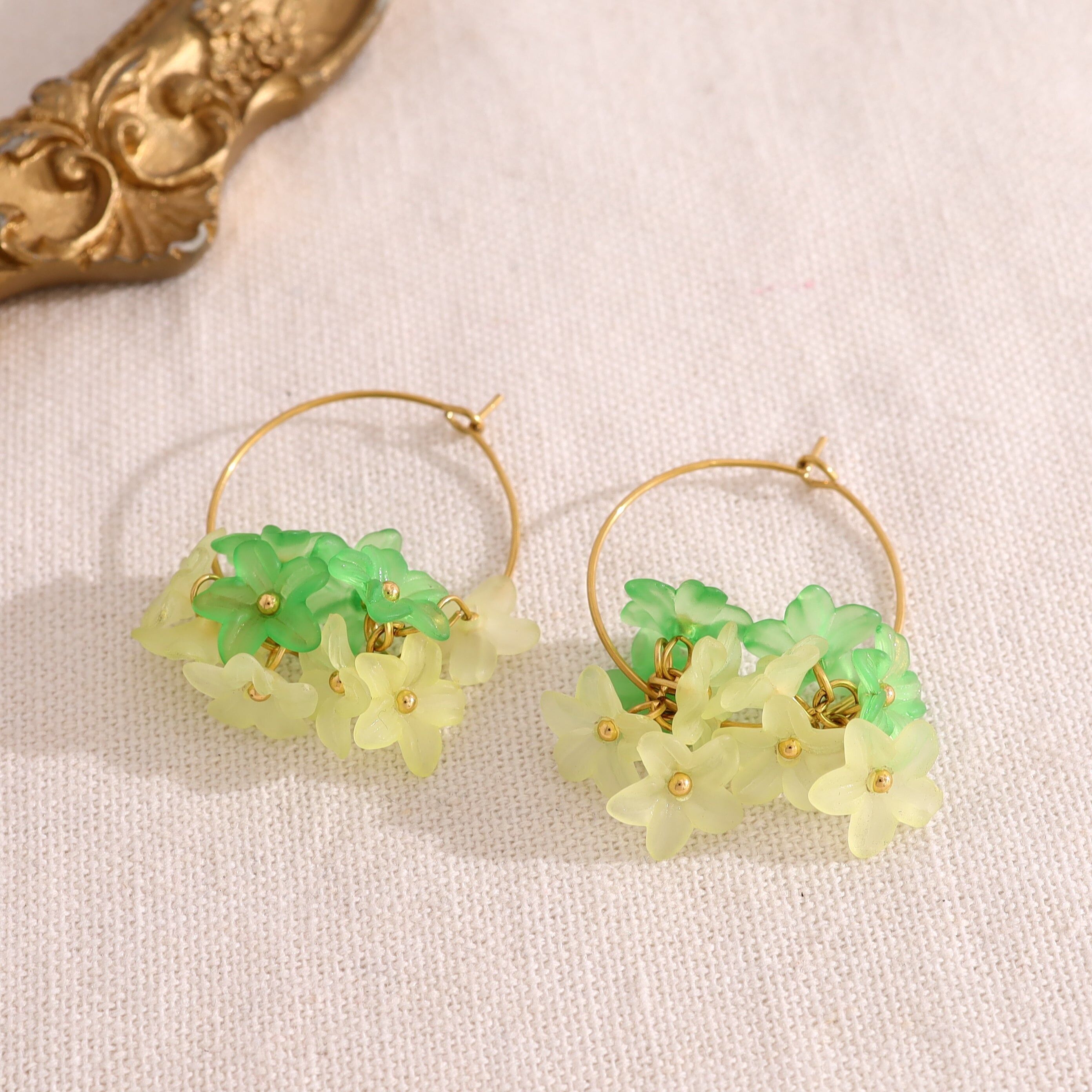 Orecchini a cerchio sottili con fiori verdi