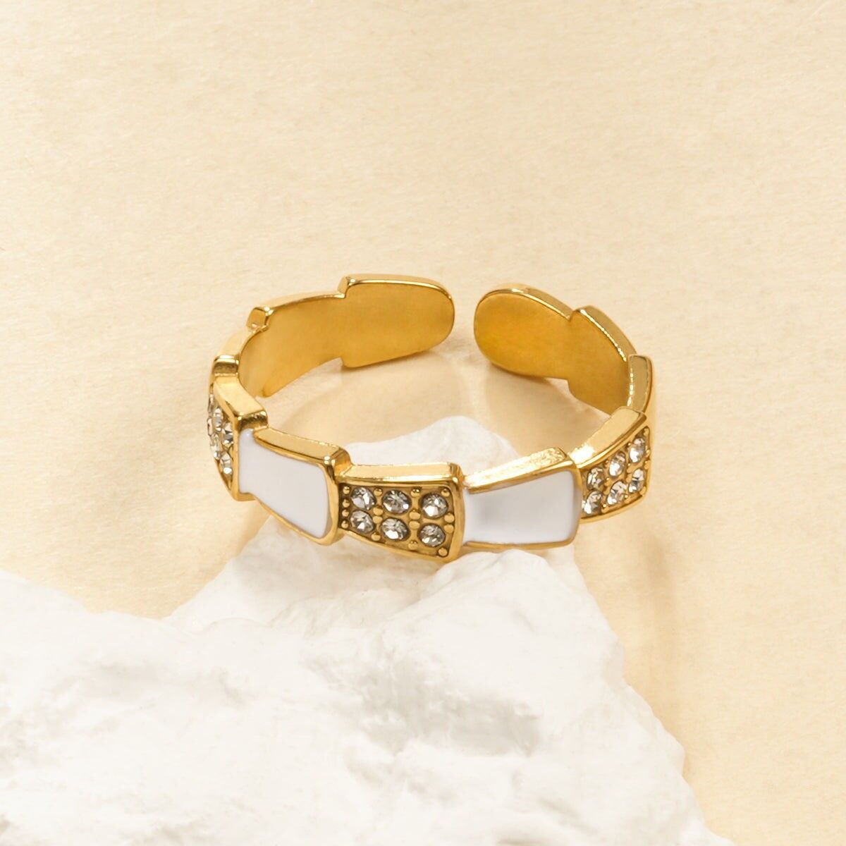 Anello in oro circondato da madreperla e zircone