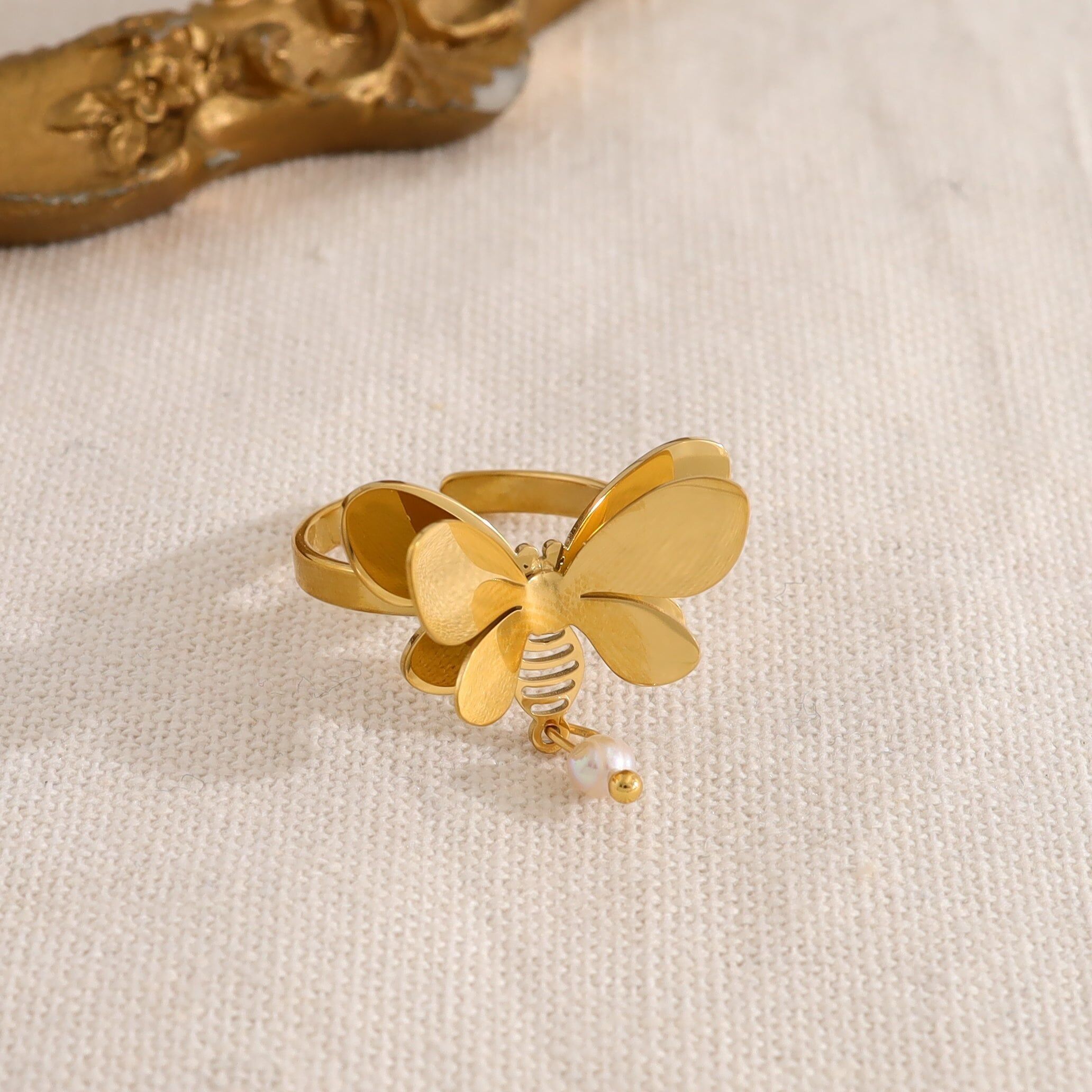 Anello a farfalla dorato con pendente