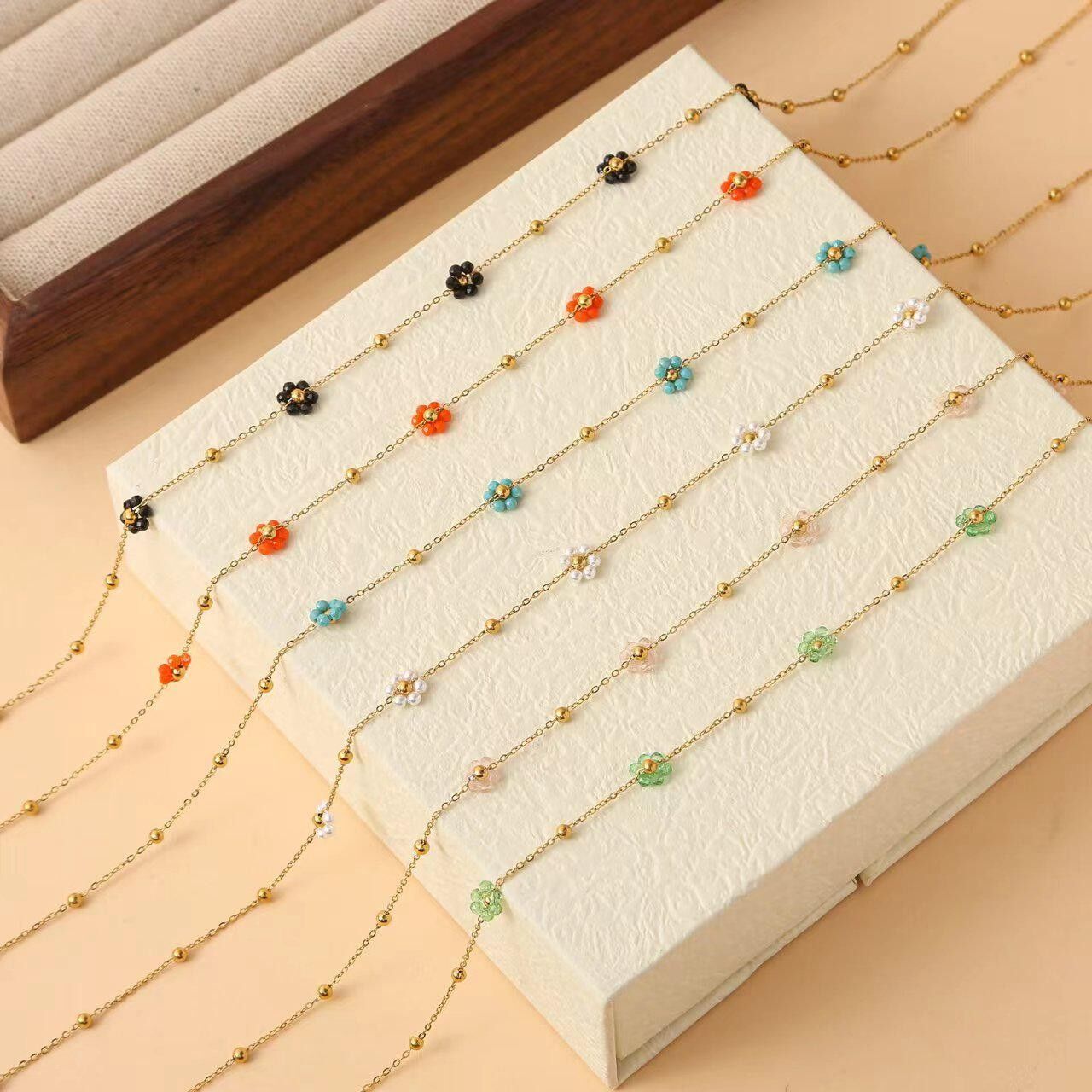 Set di 6 collane di fiori colorati in esposizione