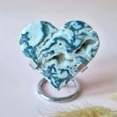 Piedra preciosa: Ágata musgosa drusa en forma de corazón sobre soporte de metal – n.° 83 (133 gramos)