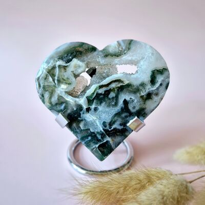 Piedra preciosa: Ágata musgosa drusa en forma de corazón sobre soporte de metal – n.° 86 (150 gramos)