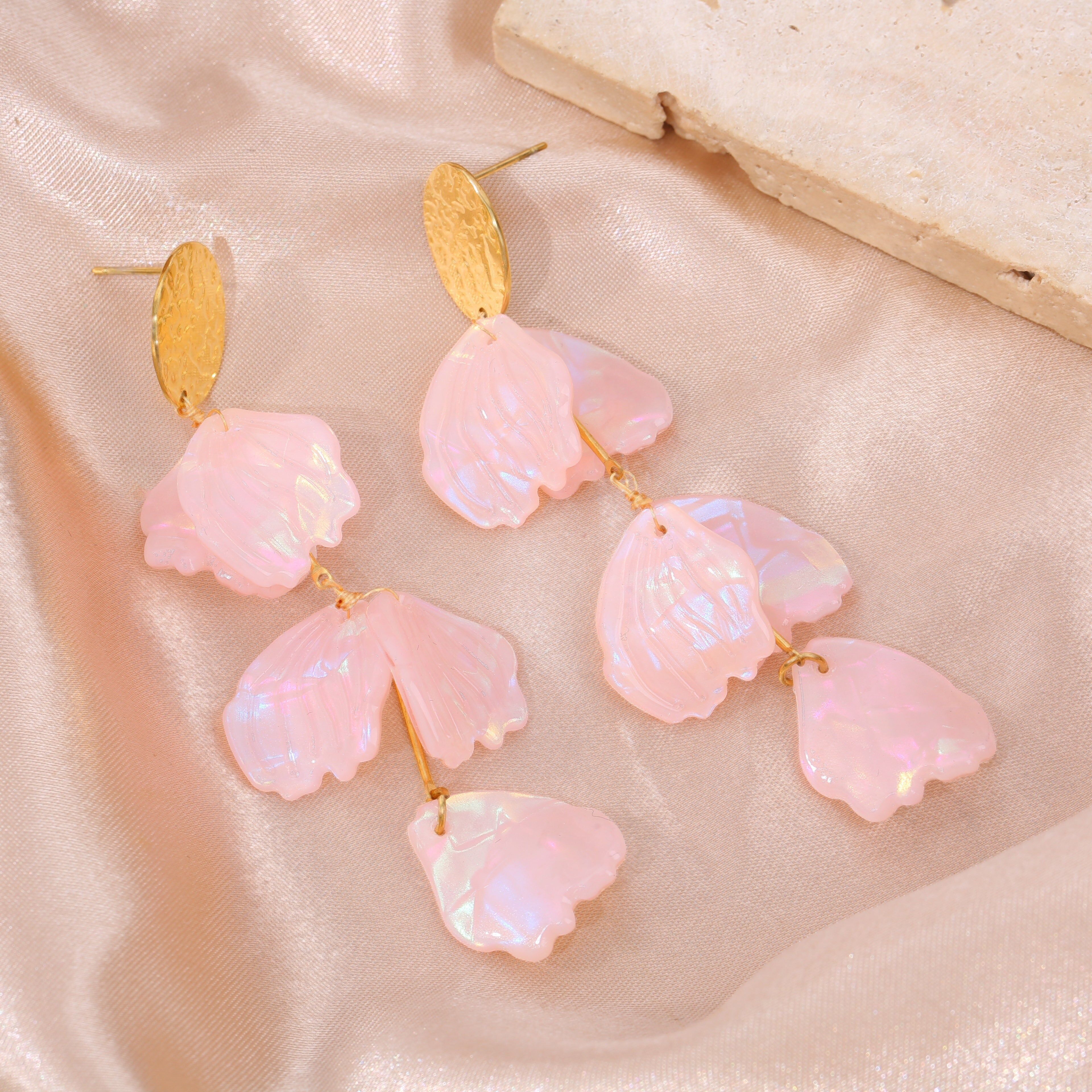 Orecchini pendenti in oro con petali rosa