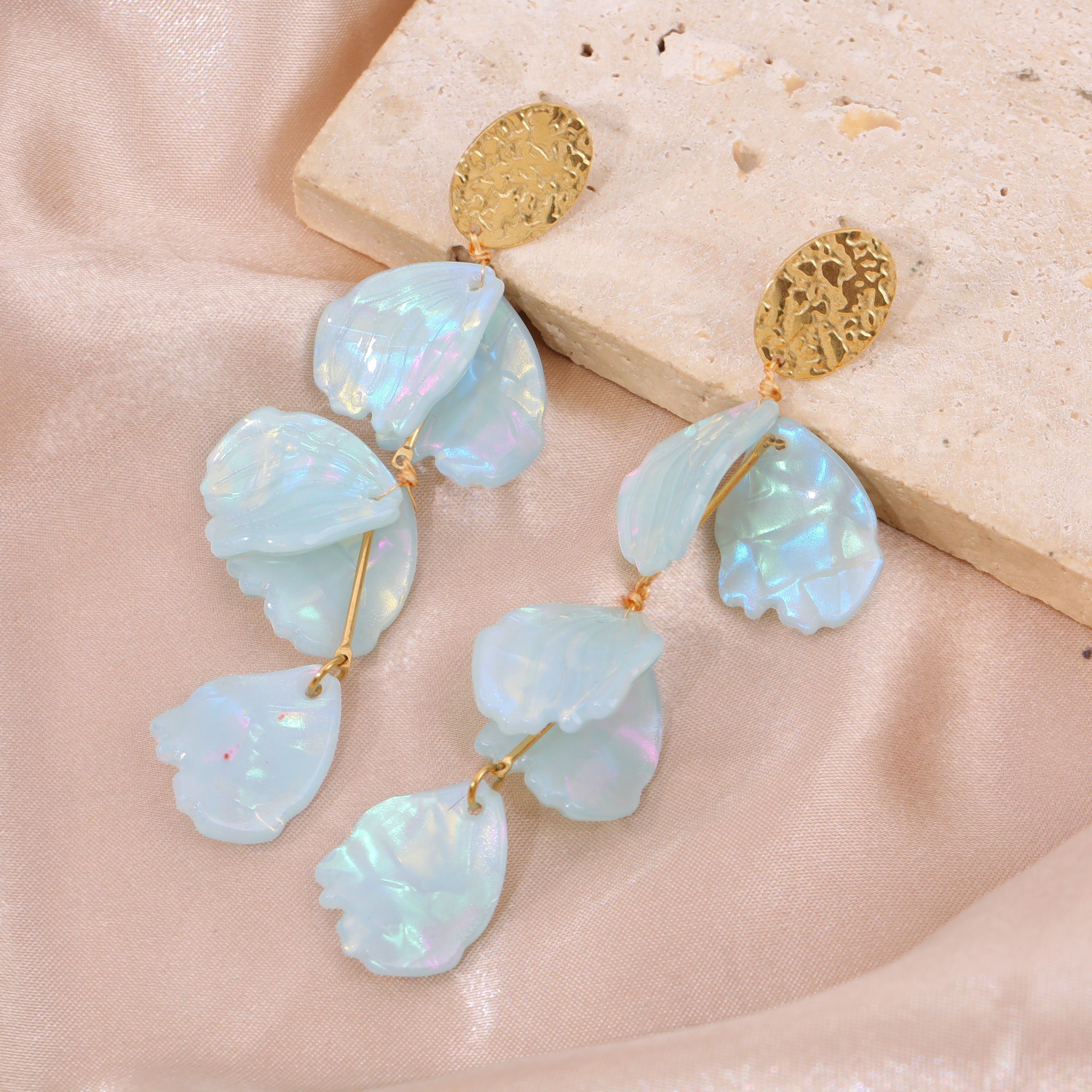 Orecchini pendenti in oro con petali blu