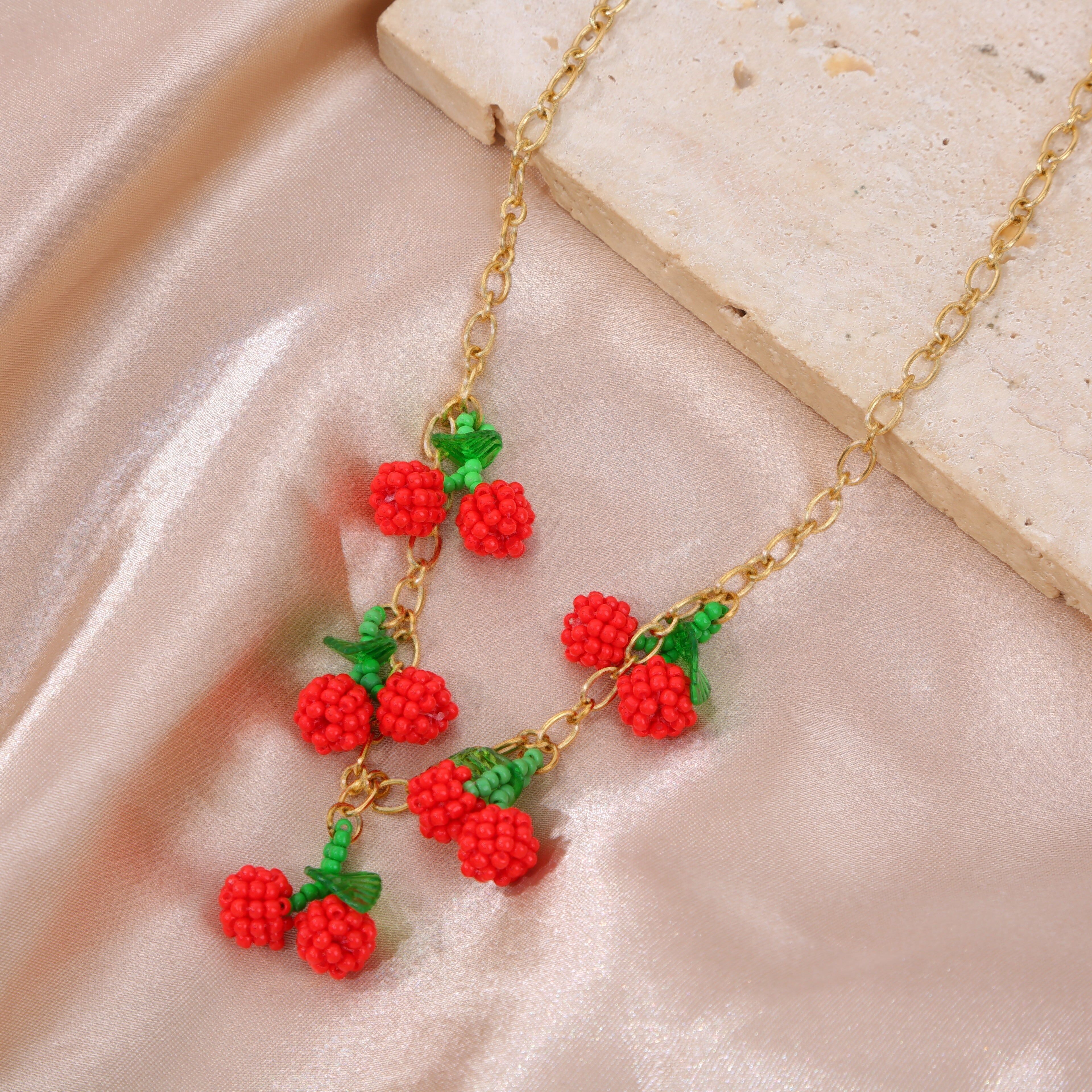 Collana in oro con 5 ciliegie intrecciate