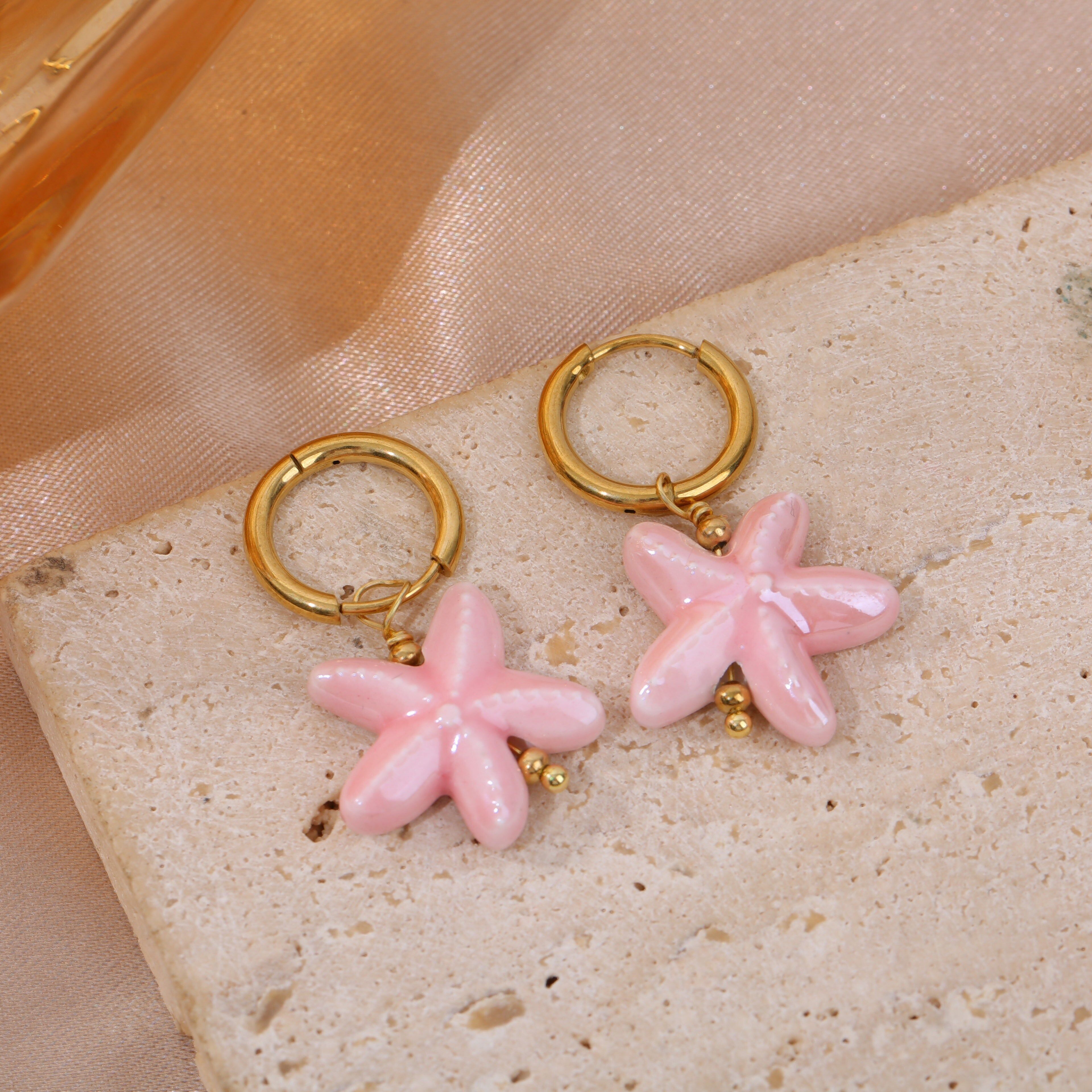 Orecchini a cerchio in resina a forma di stella marina rosa