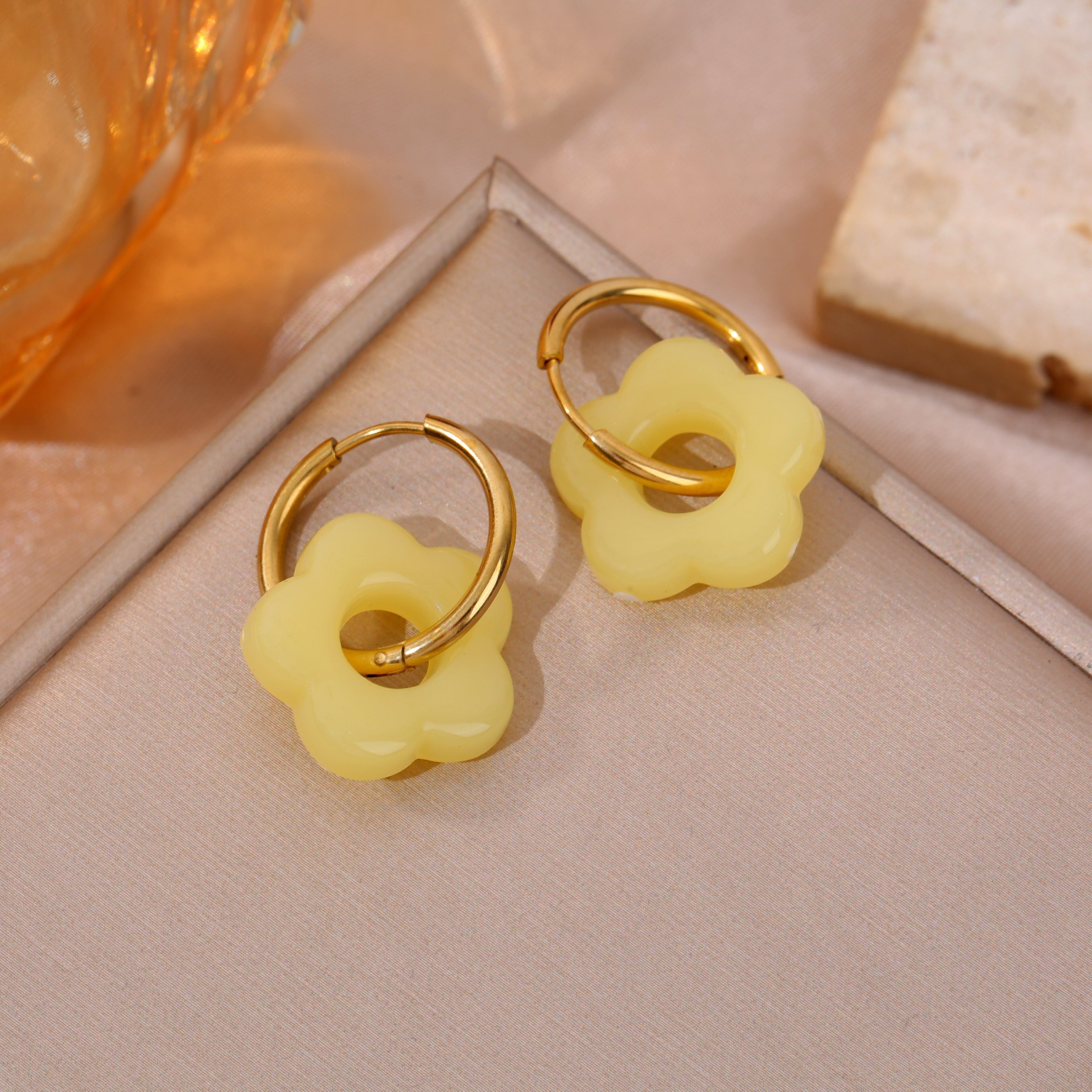 Orecchini a cerchio con fiori in resina gialla
